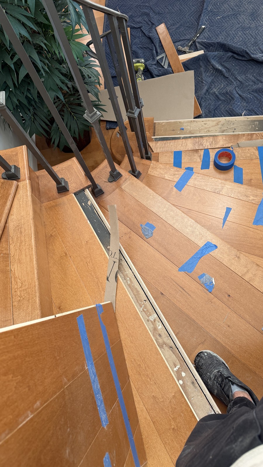 Installing hardwood on a spiral staircase, tread by tread